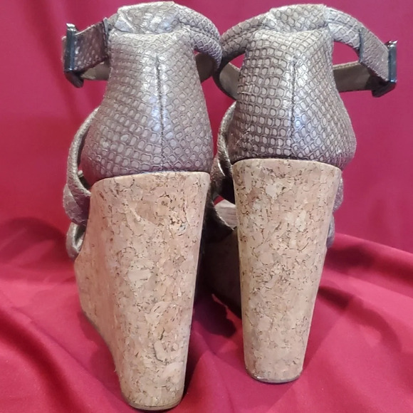 Tory Burch taupe grey reptile embossed cork wedges strappy - Picture 5 of 10